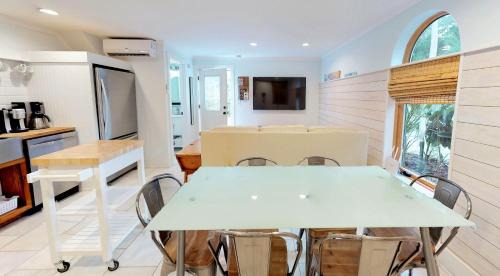 Downtown Historic District Casa | Romantic Secret Garden - Marble Floors & Bath DT Just 2 Blocks Beach Only 3 Miles
