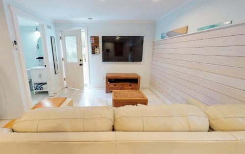 Downtown Historic District Casa | Romantic Secret Garden - Marble Floors & Bath DT Just 2 Blocks Beach Only 3 Miles