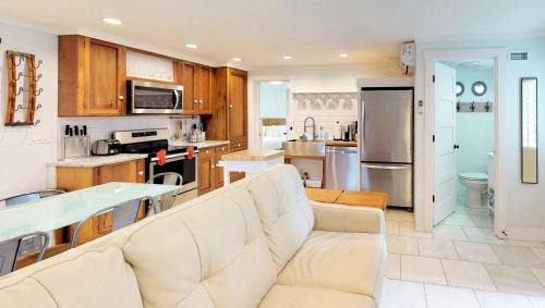 Downtown Historic District Casa | Romantic Secret Garden - Marble Floors & Bath DT Just 2 Blocks Beach Only 3 Miles