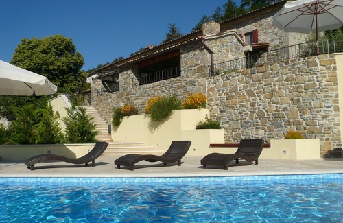 Buzet Villa | Villa romántica - piscina privada - hermosa vista del valle de Mirna - tranquilo