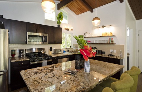 Ohia Estates Cabina | Romantic singing Cottage, soak hot tub, outdoor shower 5min to HI volcano park