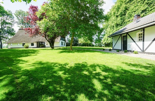 Dorum Casa | Romantic thatched-roof house with wellness area near the dyke