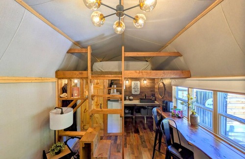 Newport Casa | Romantic Tiny Home in Goat Farm w King Bed Outdoor Tub Sauna
