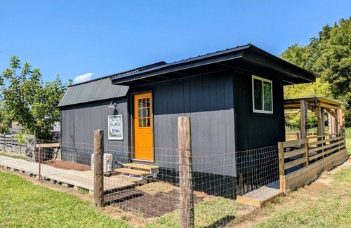 Newport Casa | Romantic Tiny Home in Goat Farm w King Bed Outdoor Tub Sauna