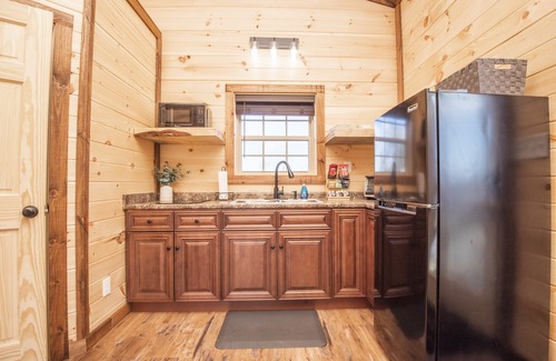 Sevierville Cabina | ⛰🐻Romantic Tiny Home ❤️ Wi-Fi Hot Tub Fire Pit