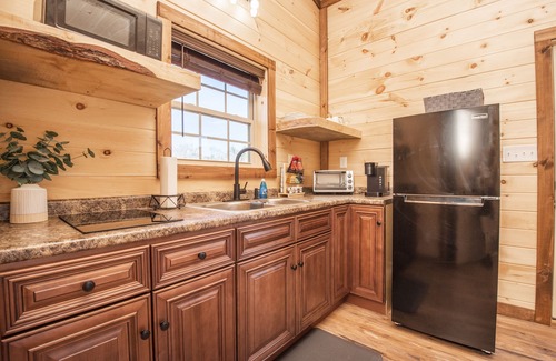 Sevierville Cabina | ⛰🐻Romantic Tiny Home ❤️ Wi-Fi Hot Tub Fire Pit