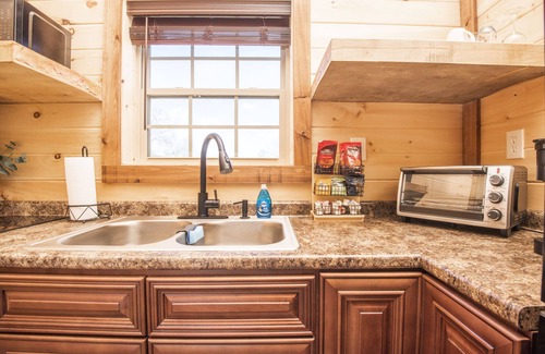 Sevierville Cabina | ⛰🐻Romantic Tiny Home ❤️ Wi-Fi Hot Tub Fire Pit