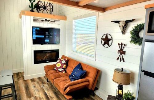 Apple Valley Casa | Romantic Tiny home with private deck
