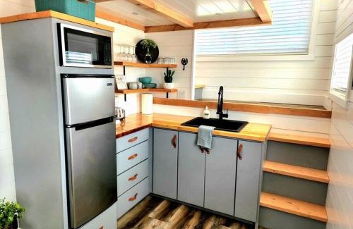 Apple Valley Casa | Romantic Tiny home with private deck
