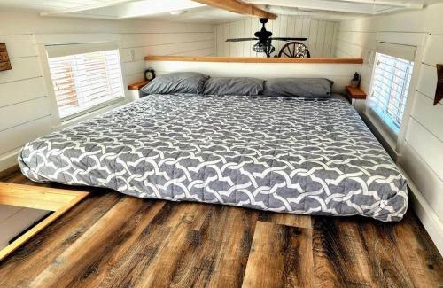 Apple Valley Casa | Romantic Tiny home with private deck