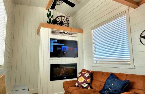 Apple Valley Casa | Romantic Tiny home with private deck