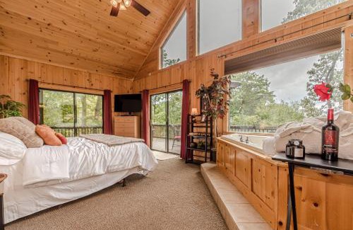 Cleveland Casa | Romantic Tip Top Hideaway, 10 MINUTE FROM HELEN WATER TUBING, BOOK 2 NIGHTS GET 1 NIGHT FREE