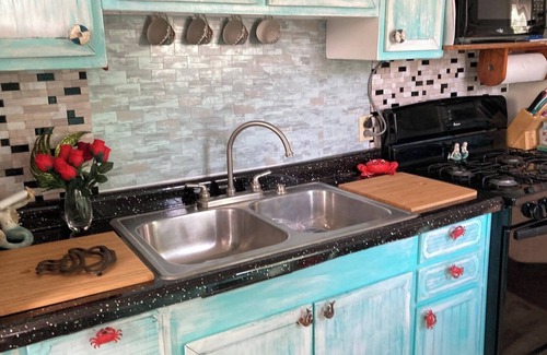 Westler Lake Cabaña | Romantic vintage. 2-bedroom cottage with WiFi, AC in tranquil Wolcottville