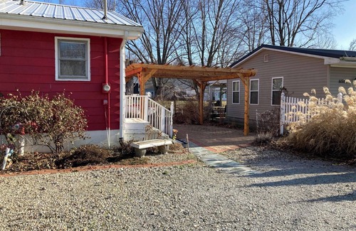 Westler Lake Cabaña | Romantic vintage. 2-bedroom cottage with WiFi, AC in tranquil Wolcottville