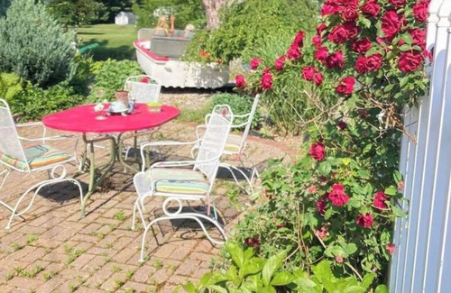 Westler Lake Cabaña | Romantic vintage. 2-bedroom cottage with WiFi, AC in tranquil Wolcottville
