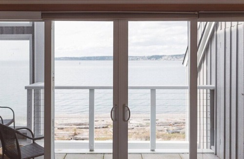 Blaine Casa | Romantic Waterfront Escape with Private Beach