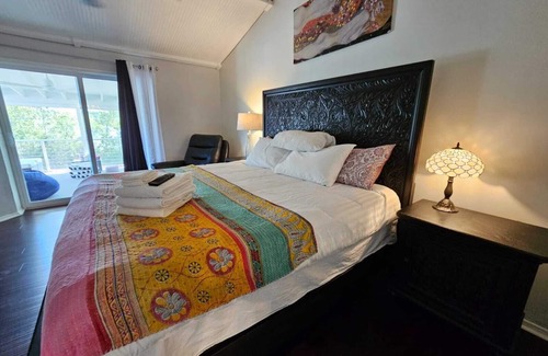 Hanahan Villa | Romantic Waterfront Villa w/ Separate In-Law Suite. Wifi, Kayak, Pet-Friendly!