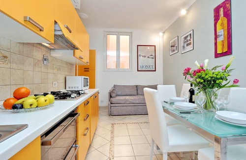 Monti Apartamento | Apartamento Coliseo de Roma SAT TV / WI-FI Elegante 3BR / 2BATHS en la antigua Roma