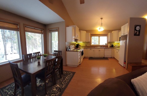 Chitek Lake Cabaña | Ronnie's "Reel em Inn" Cozy retreat in Northern Saskatchewan.