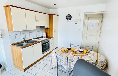 Forges-les-Bains Apartamento | Ronsard: Apartment 300 metres from the thermal baths (unlimited parking)