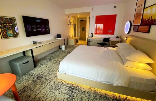 Downtown Atlanta Hotel | Rooftop Bar Onsite! Skyline View w/ Captivating Atmosphere! Parking Available!