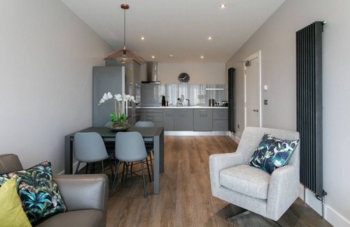 Newry Apartamento | Rooftop city centre location, luxury styling and superior amenities