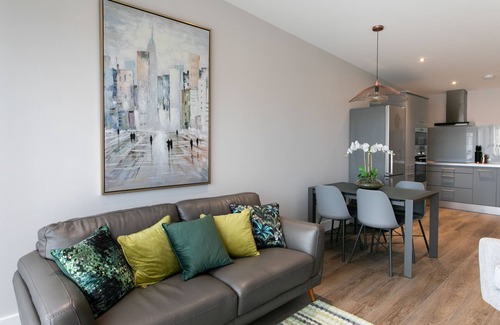 Newry Apartamento | Rooftop city centre location, luxury styling and superior amenities