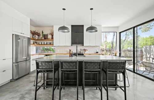 Holly Casa | Rooftop Deck, DT City Views, Modern Eastside Oasis