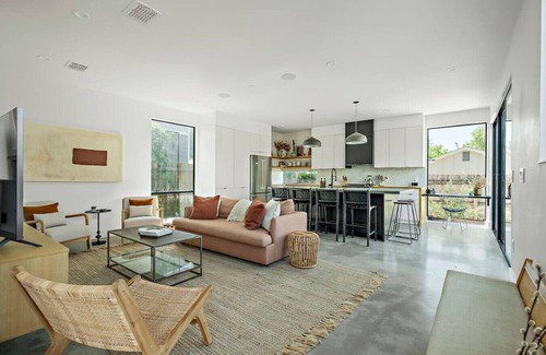 Holly Casa | Rooftop Deck, DT City Views, Modern Eastside Oasis