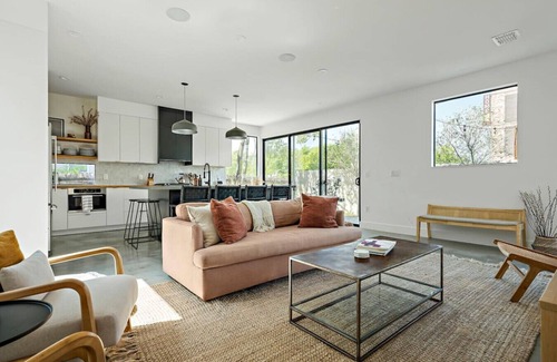 Holly Casa | Rooftop Deck, DT City Views, Modern Eastside Oasis