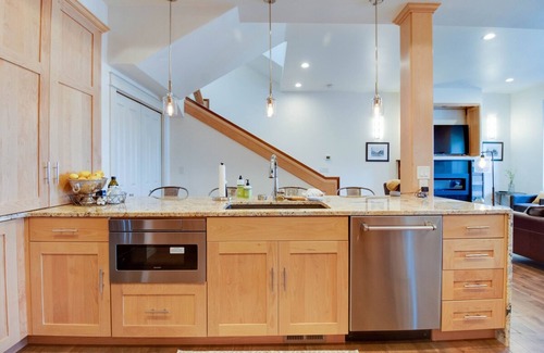 Bend Apartamento | Rooftop Deck Walk to River Downtown Fire pit