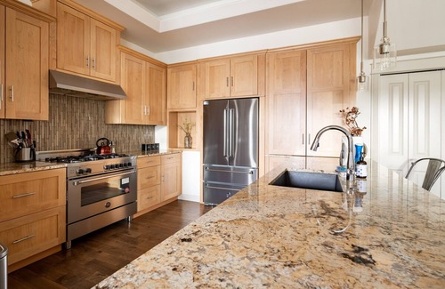 Bend Apartamento | Rooftop Deck Walk to River Downtown Fire pit