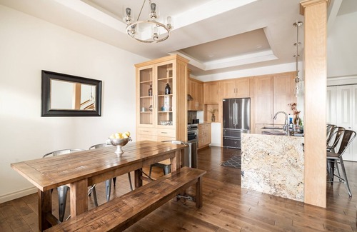 Bend Apartamento | Rooftop Deck Walk to River Downtown Fire pit
