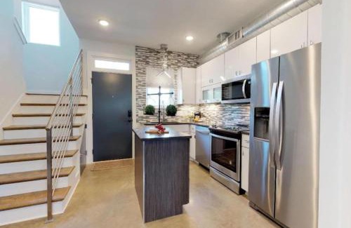 Cleveland Park Casa | Rooftop Deck with City View Modern Charming