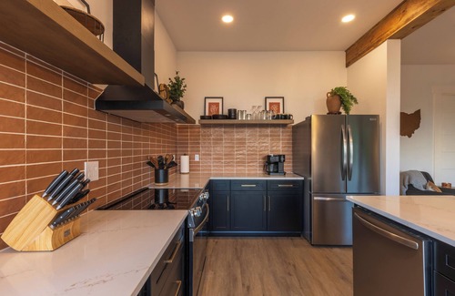 New Plymouth Casa | Rooftop deck with AMAZING Views, Fire table, Bar, Hot tub and Pet Friendly!