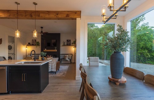 New Plymouth Casa | Rooftop deck with AMAZING Views, Fire table, Bar, Hot tub and Pet Friendly!