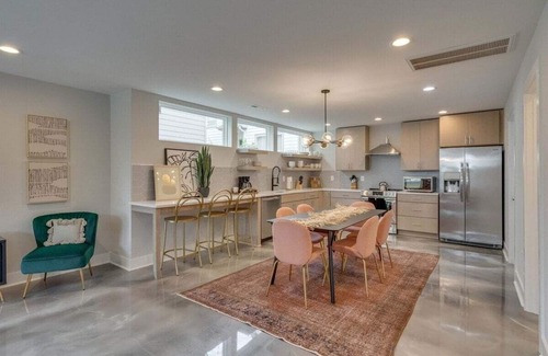 East Nashville Casa | Rooftop Fire Pit & Cocktail Bar | Sleeps 12 |