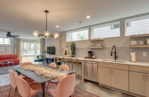 East Nashville Casa | Rooftop Fire Pit & Cocktail Bar | Sleeps 12 |