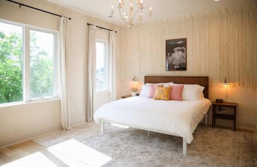 Buena Vista Apartamento | Rooftop, Firepit, King, Smart TVs, 6min drive to Broadway