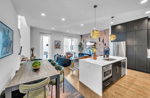 Katie Hill Neighborhood Casa | Rooftop Hot Tub City Views Pac-man Pool Table