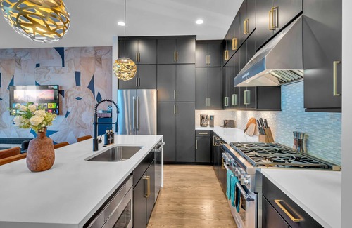Katie Hill Neighborhood Casa | Rooftop Hot Tub City Views Pac-man Pool Table
