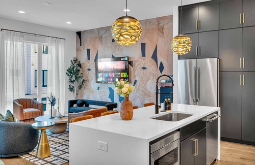 Katie Hill Neighborhood Casa | Rooftop Hot Tub City Views Pac-man Pool Table