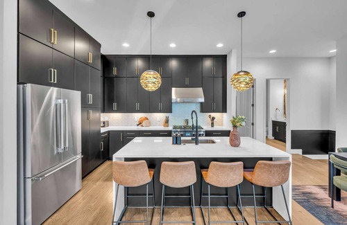 Katie Hill Neighborhood Casa | Rooftop Hot Tub City Views Pac-man Pool Table