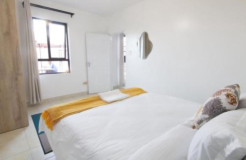 Thompson Estate Apartamento | Rooftop Luxe with Queen Bed, Gym and Netflix