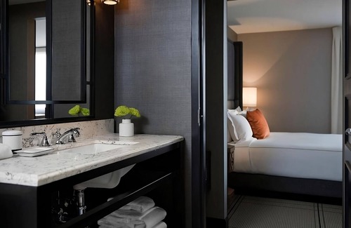 Logan Circle Casa | Rooftop Pool & Bar Onsite! Close to Capital One Arena and The National Mall!