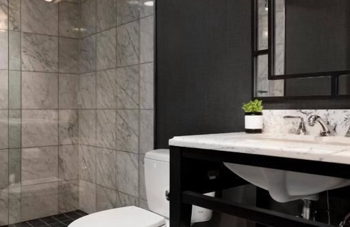 Logan Circle Casa | Rooftop Pool & Bar Onsite! Close to Capital One Arena and The National Mall!