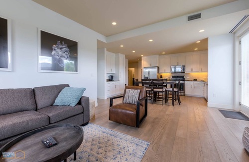 Central Boulder Condominio | Piscina en la azotea, vistas a la montaña! New Exec Rental @ The Upscale Peloton West