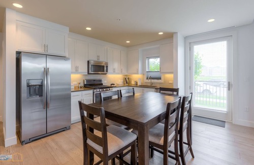 Central Boulder Condominio | Piscina en la azotea, vistas a la montaña! New Exec Rental @ The Upscale Peloton West