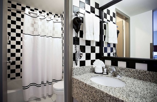 Downtown Chicago Hotel | Rooftop Relaxation w/ Pool + Gym | Walk to Millennium Park and Chicago Riverwalk