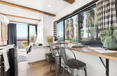 Tulare Apartamento | Rooftop Spa! Tiny Cargo Home, Farm Experience